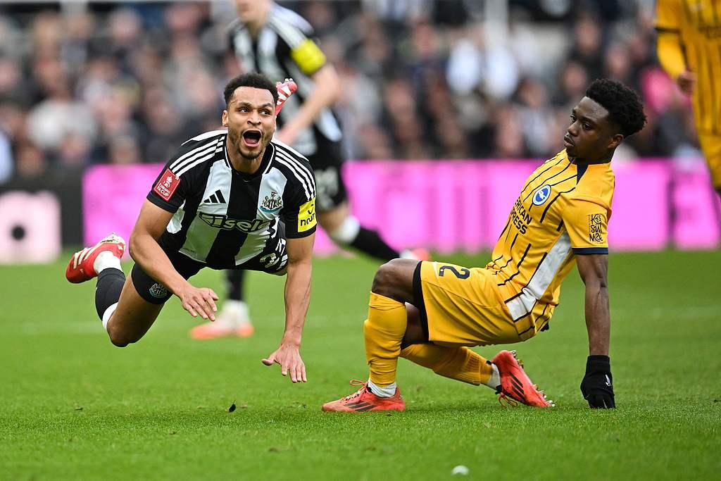 爱游戏社区-关于曼联迎国王杯关键赛,清晨再遭质疑,态度坚定,年轻球员得到机会的信息