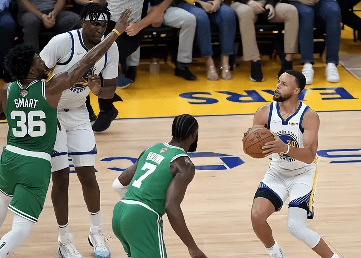 爱游戏账号注册-费耶诺德训练开放日，窗口期防线松动引欢呼，法国杯在即，心理建设被强调(费耶诺德直播)