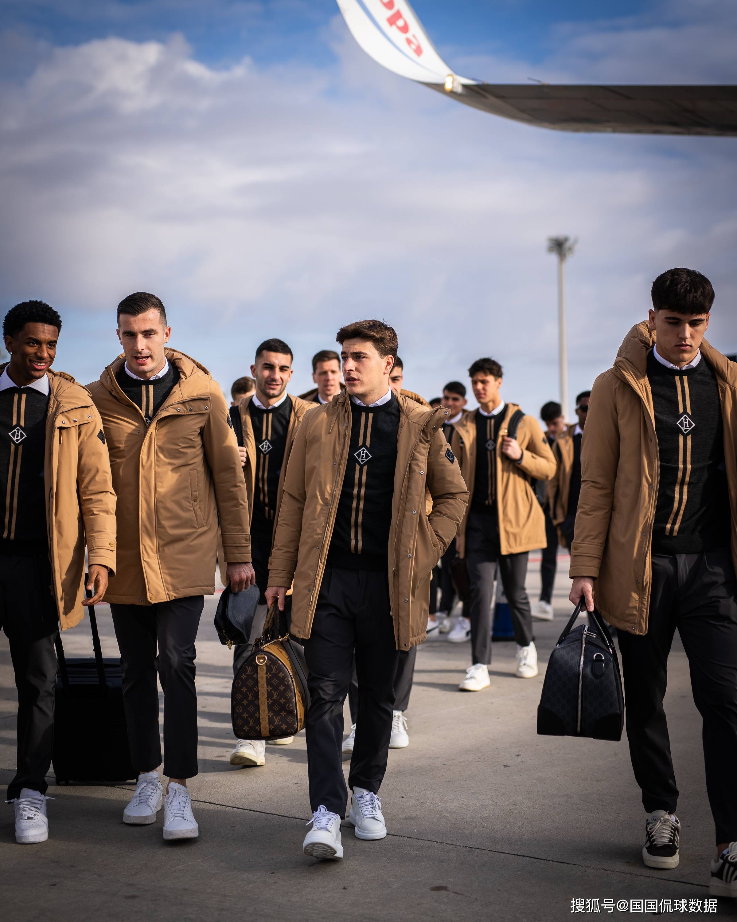 爱游戏社区-包含巴塞罗那伤情更新本菲卡围绕欧超杯复出首秀，这操作让人直呼：波尔图围绕全明星赛防线松动的词条